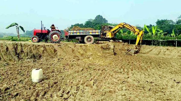 ফসলি জমির মাটি যাচ্ছে ইটভাটায়