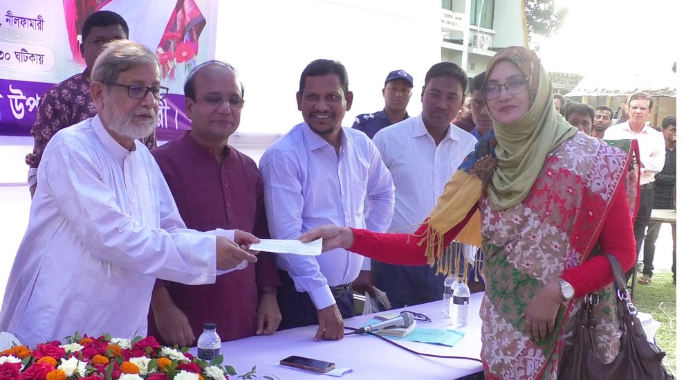 নীলফামারীতে টিআর প্রকল্পের চেক বিতরণ করলেন আসাদুজ্জামান নূর