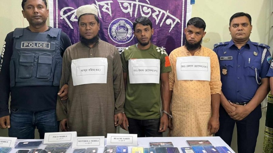 তিন জনের কাছে মিললো ১০ লাখ টাকার চোরাই মোবাইল