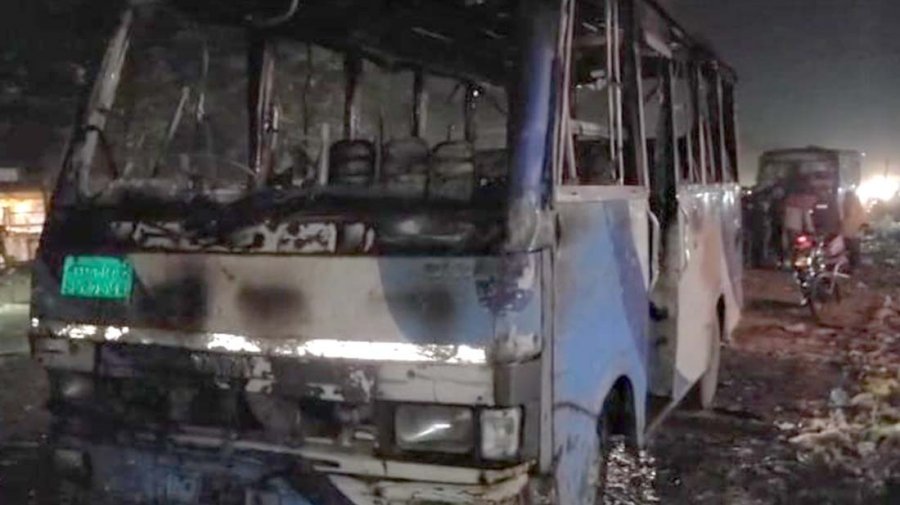 চালক ও হেলপার খাবার খেতে গেলে বাসে আগুন দেয় দুর্বৃত্তরা