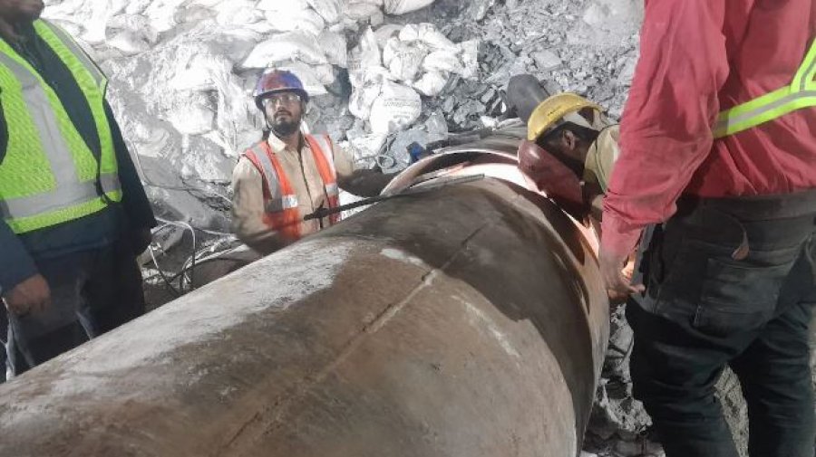 ভারতের টানেলে ধস, আটকে পড়া ৪০ শ্রমিকের স্বাস্থ্য নিয়ে আশঙ্কা