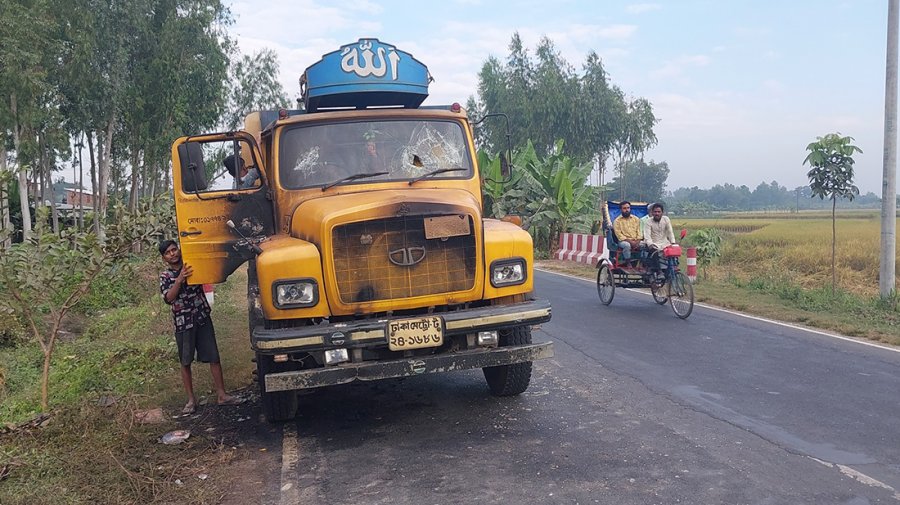 জয়পুরহাটে পাথরবোঝাই ট্রাকে আগুন