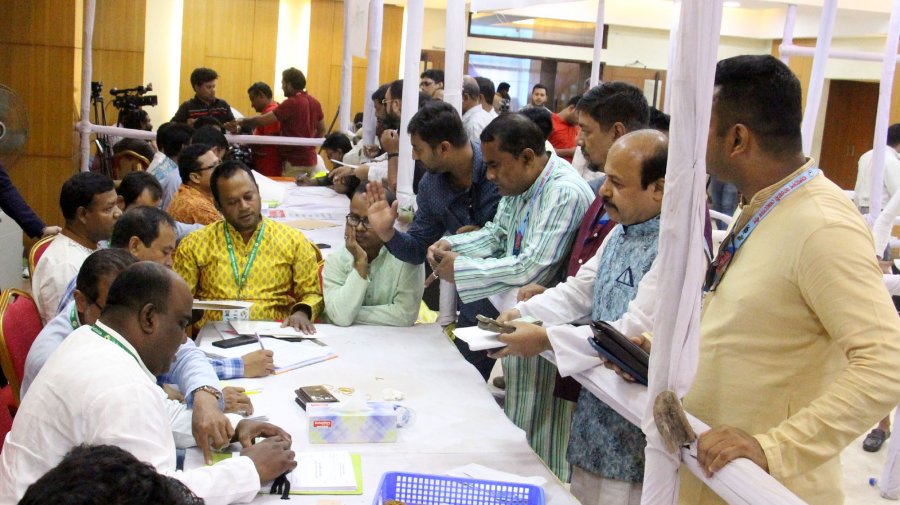 নৌকার টিকিটপ্রত্যাশীদের অনেকে ‘অরাজনীতিক’