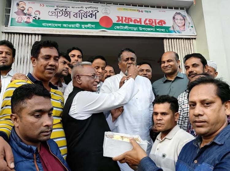 গোপালগঞ্জের কোটালীপাড়ায় আওয়ামী লীগের আনন্দ মিছিল ও মিষ্টি বিতরণ