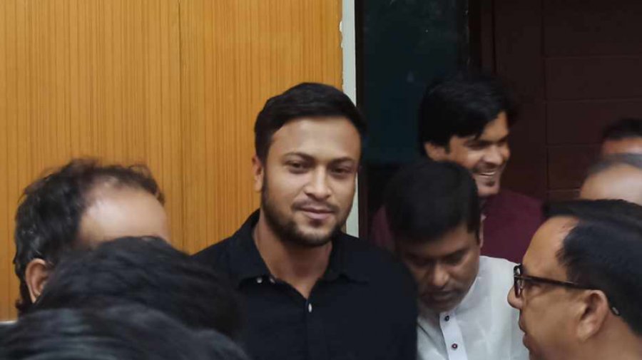 তিন আসনেই আ.লীগের মনোনয়ন ফরম জমা দিলেন সাকিব