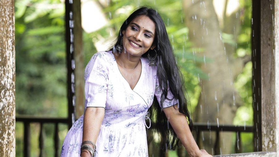 প্রথম গান: গাইলেন, নাচলেনও