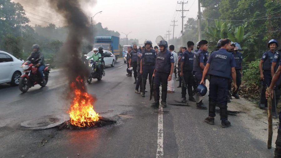 গাজীপুরে পুলিশের সঙ্গে পোশাকশ্রমিকদের দফায় দফায় সংঘর্ষ