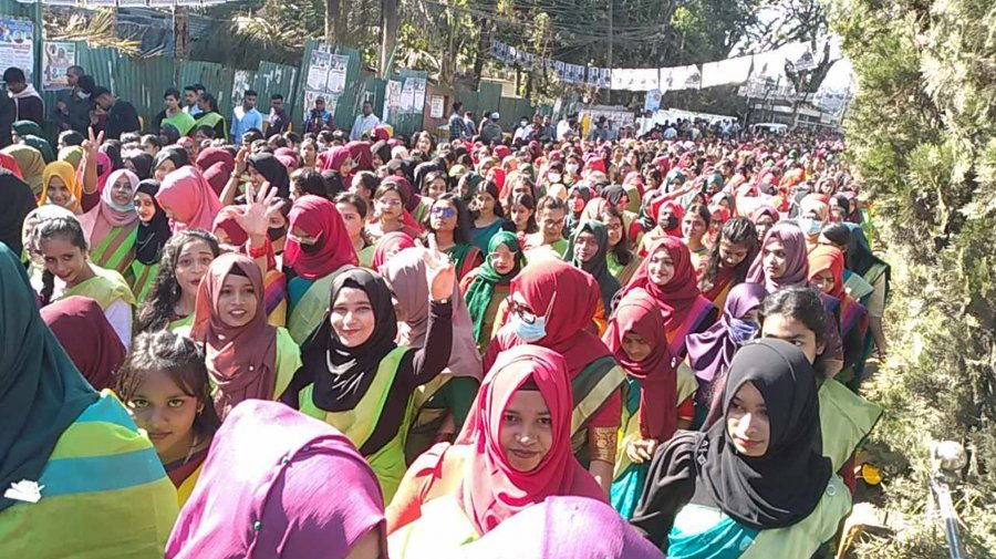 প্রধানমন্ত্রীর জনসভায় মানুষের ঢল