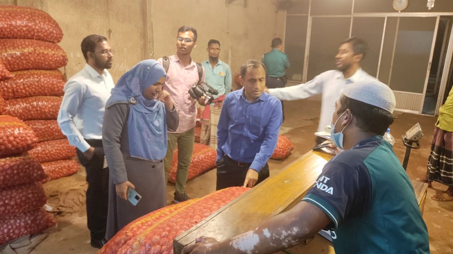 বেশি দামে পেঁয়াজ বিক্রি করায় ৫ প্রতিষ্ঠানকে জরিমানা