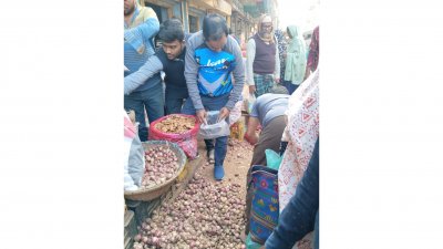 সিন্ডিকেট ভাঙতে কুমিল্লায় ৮৫ টাকায় বিক্রি হচ্ছে পেঁয়াজ