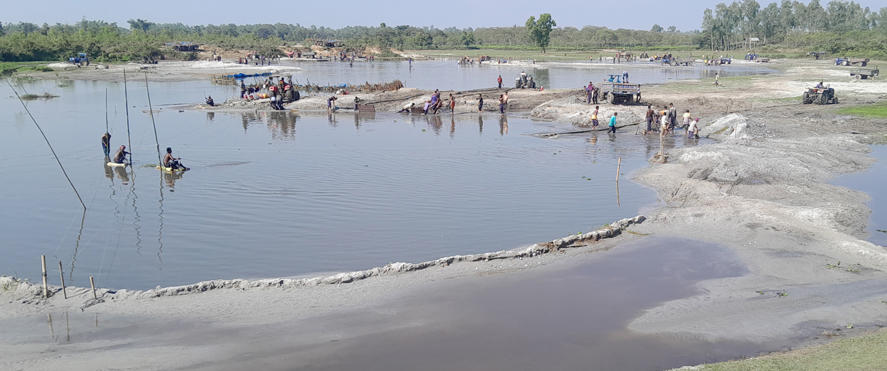 মানা হচ্ছেনা সরকারি বিধিনিষেধতেঁতুলিয়ায় ড্রেজারের পর ট্রাক্টর দিয়ে ডাহুক নদীতে পাথর উত্তোলন