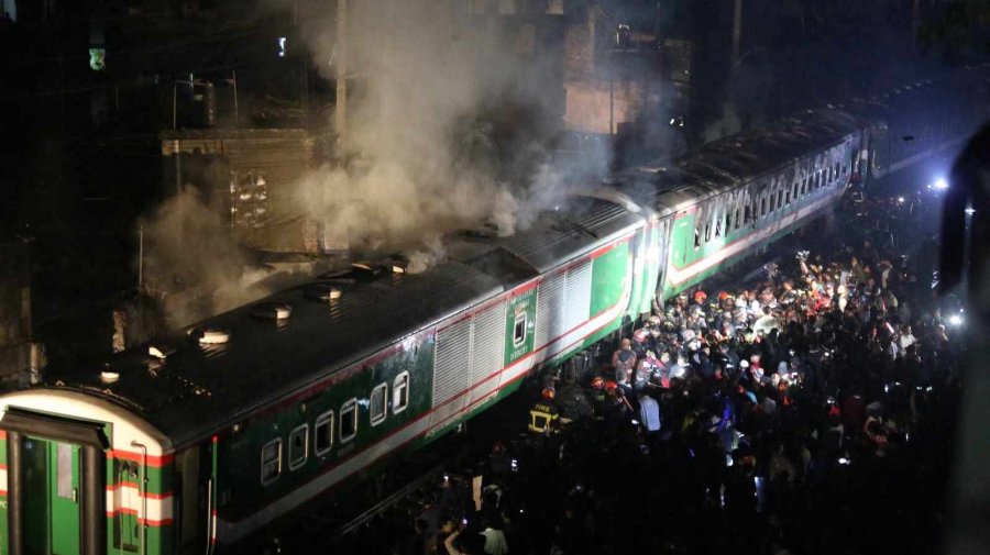 বেনাপোল এক্সপ্রেসে আগুন: প্রধানমন্ত্রীর শোক, কারণ খতিয়ে দেখার নির্দেশ