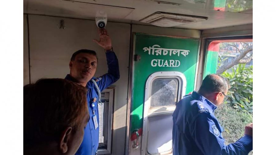 সিসি ক্যামেরার আওতায় আসছে ট্রেন
