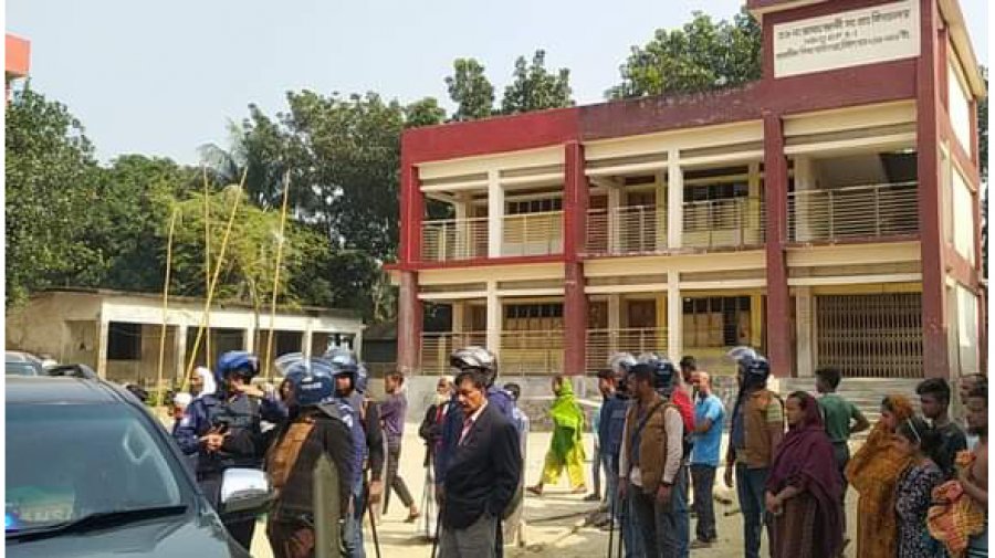 আড়াইহাজারে দুই পক্ষের সংঘর্ষ থামাতে পুলিশের গুলি, ভোট স্থগিত