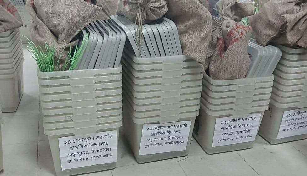 টাঙ্গাইলের ৮টি আসনে নির্বাচনী সরঞ্জাম ভোট কেন্দ্রে পাঠানো হয়েছে
