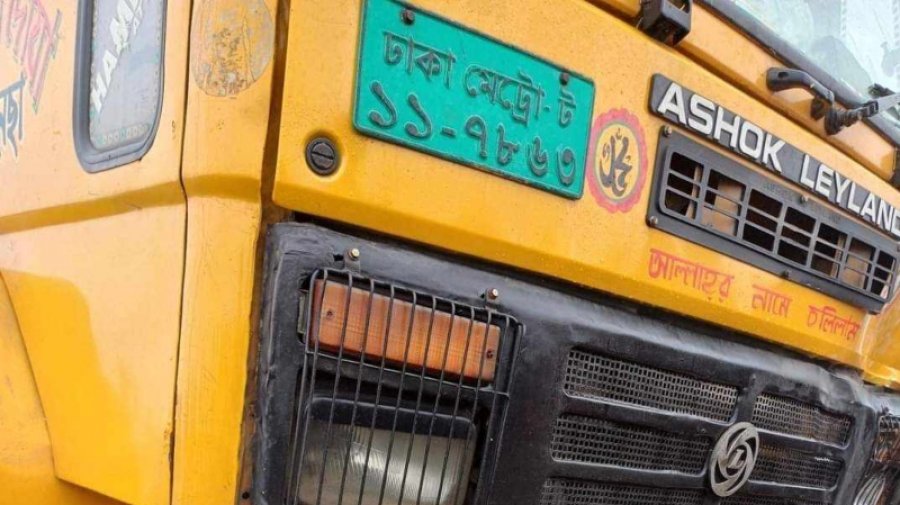 কুয়াশায় দেখা যাচ্ছে না রাস্তা, ট্রাক-মোটরসাইকেল সংঘর্ষে নিহত ২