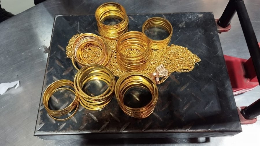 শারজাহ থেকে আসা বিমানের সিটের নিচে সাড়ে ৪ কেজি সোনা