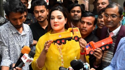 ছিটকে পড়ে জামানত হারালো মাহির ট্রাক