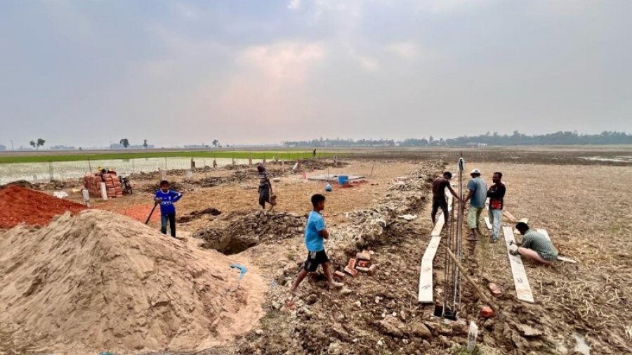 মৌলভীবাজারে সরকারি খাল দখল করে সীমানা প্রাচীর নির্মাণ