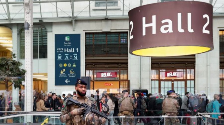 প্যারিসে ছুরিকাঘাতে আহত ৩