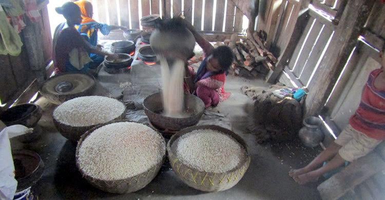 টাঙ্গাইলে নারান্দিয়ার হাতে ভাজা মুড়ি’র চাহিদা ও সুনাম দেশজুড়ে