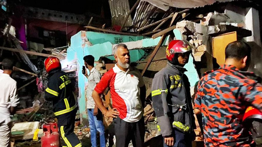 পটকা-আতশবাজি তৈরি করা ঘরটি উড়ে গেলো বিস্ফোরণে, মা-মেয়েসহ আহত ৪