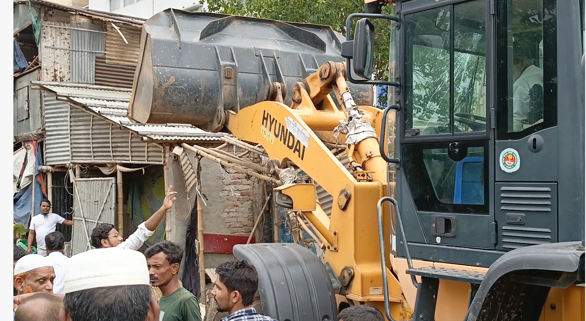 রাজধানীর রুপনগরে খালপারে ঢাকা উত্তর সিটি কর্পোরেশনের উচ্ছেদ অভিযান