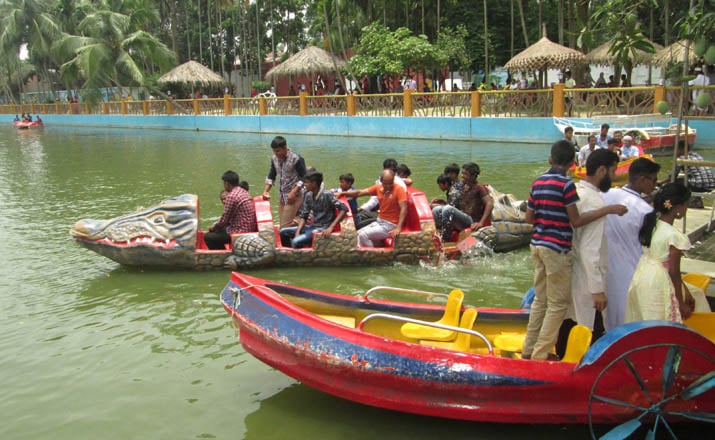 জয়পুরহাটে ঈদ আনন্দে সাধারণ মানুষ