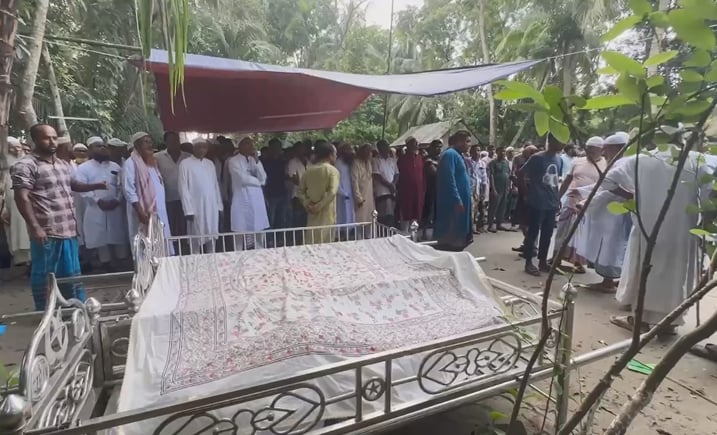 বরগুনায় সড়ক দুর্ঘটনায় নিহত ৭ জনের দাফন মাদারীপুরে সম্পন্ন; এলাকাজুড়ে শোকের ছায়া