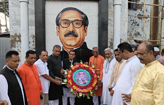 গোপালগঞ্জের কোটালীপাড়ায় আওয়ামী লীগের প্রতিষ্ঠাবর্ষিকীতে বঙ্গবন্ধুর প্রতিকৃতিতে শ্রদ্ধা নিবেদন