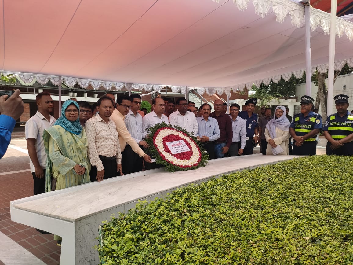 টুঙ্গিপাড়ায় জাতির পিতার সমাধিতে প্রাথমিক শিক্ষা অধিদপ্তরের মহাপরিচালকের শ্রদ্ধা
