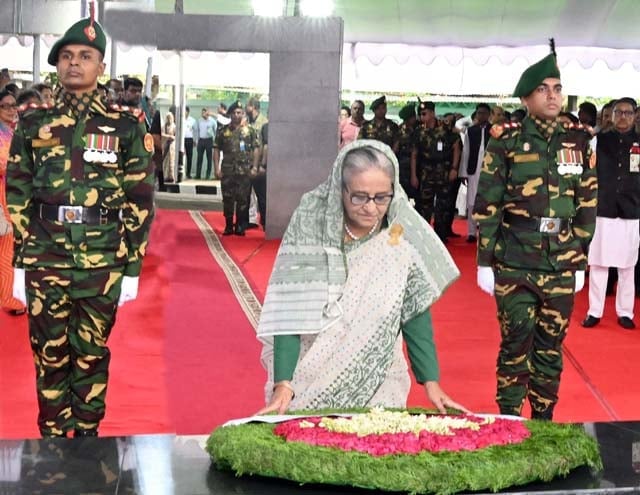 আওয়ামী লীগের ৭৫তম প্রতিষ্ঠাবার্ষিকীতে বঙ্গবন্ধুর প্রতি শ্রদ্ধা নিবেদন প্রধানমন্ত্রীর