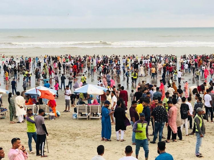 কক্সবাজার পর্যটন নগরী দর্শনার্থীদের পদচারণায় ফের স্বরূপে সরগরম